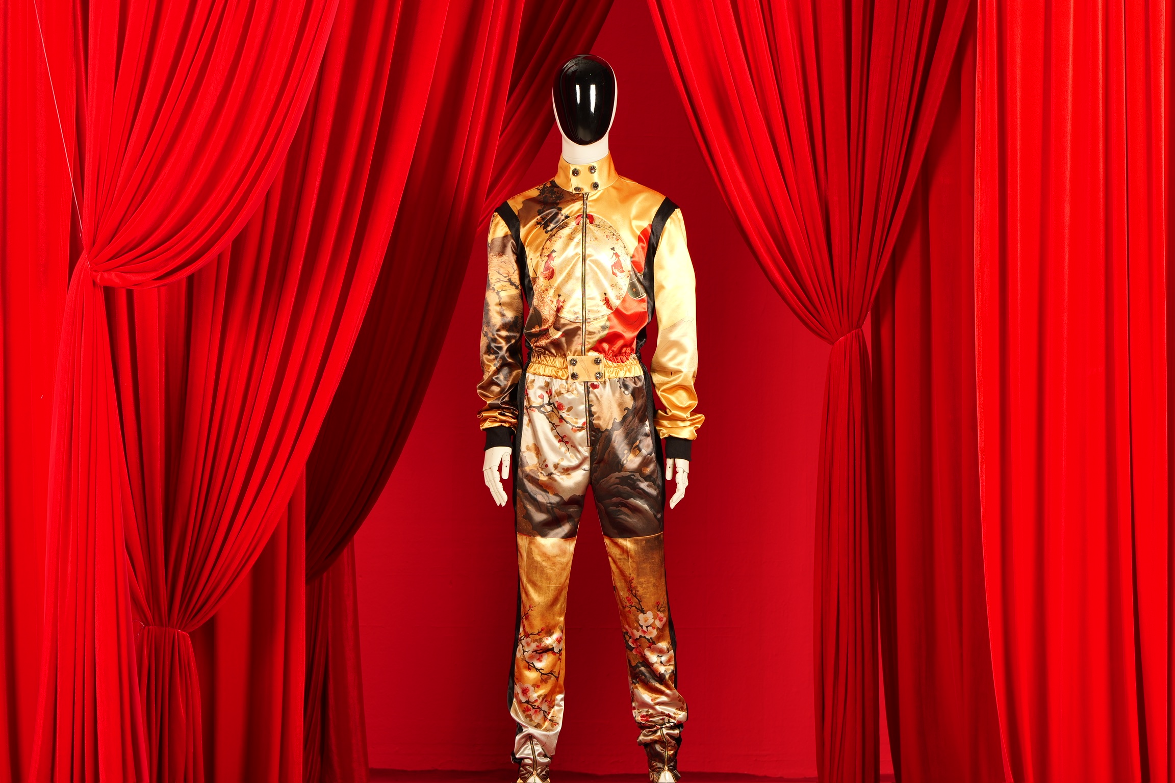 AURUM: Gold F1-profile suit with Japanese woodblock artwork